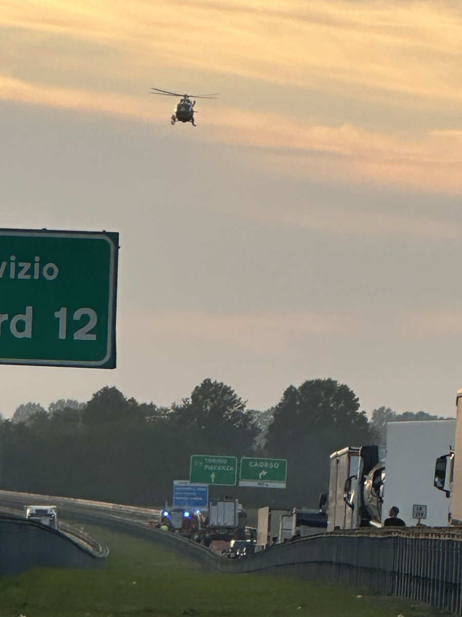 thengel's tweet photo. Incidente altezza Caorso #TorinoPiacenza #incidente https://t.co/BWw1JAXbyS