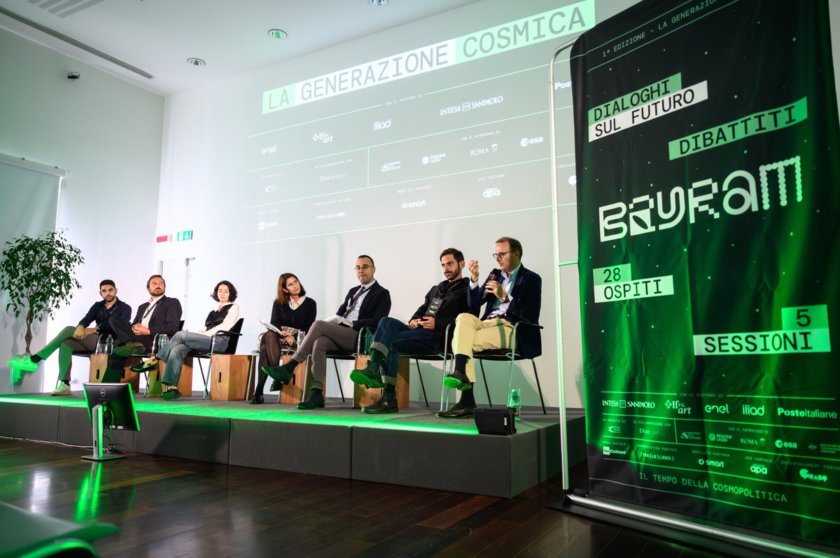 🚀 Passato prossimo dell’infosfera

L’infosfera non è soltanto lo spazio digitale che attraversiamo ogni giorno, ma un cosmo a sé stante: un ecosistema in continua espansione, fatto di piattaforme integrate, fenomeni virali e narrazioni che si intrecciano senza sosta.

#infosfera