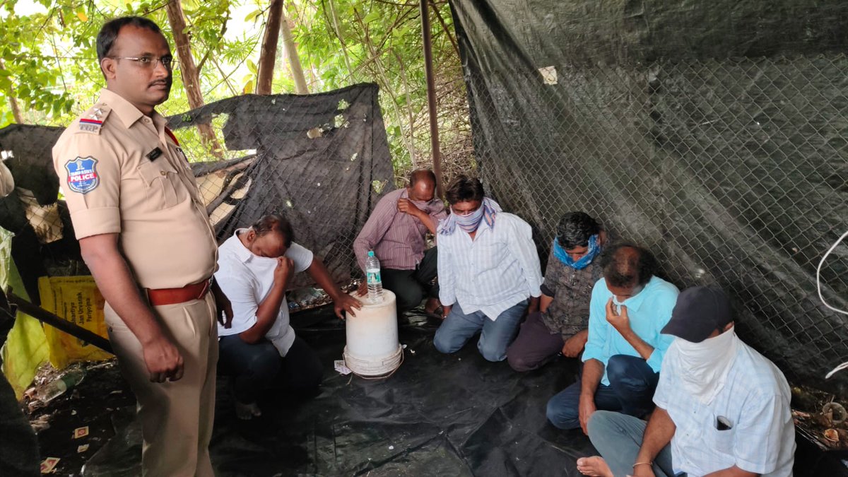 కోస్గిలోనీ  పోలేపల్లి గ్రామ శివారులో కొంత మంది పేకాట ఆడుతుండగా కోస్గి SI బాలరాజు, సిబంది పేకాట స్థావరంపై దాడులు నిర్వహించి19200/- రు. పేక ముక్కలు స్వాధీనం చేసుకొని పోలీస్ స్టేషన్కు తరలించి గేమింగ్ యాక్ట్ ప్రకారం ఆరుగురుపై కేసు నమోదు చేసి దర్యాప్తు చేస్తున్నామని ఎస్సై తెలిపారు.