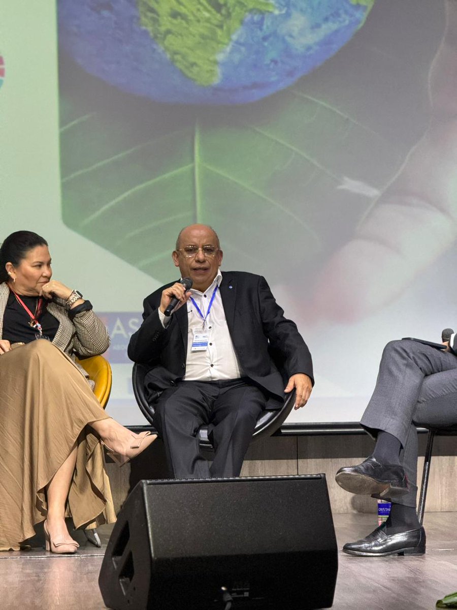 En Bogotá, participo de la Red de Rectoras y Rectores por la Sostenibilidad, de <a href="/UNESCO_es/">UNESCO en español 🏛️#Educación #Ciencia #Cultura</a>, con quienes compartimos los retos y oportunidades de las universidades en torno a la Sostenibilidad