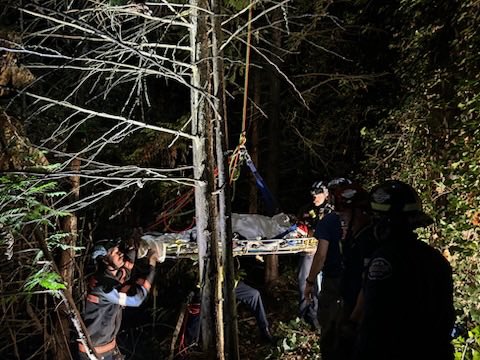 EastsideFire's tweet image. EF&R with the help of @BvueFD preformed a high angle rope rescue early this morning on the 2000 blk of W Mercer Way. The patient was 25ft down a retaining wall with serious injuries.