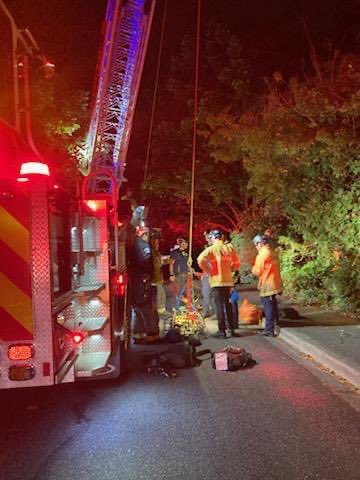 EastsideFire's tweet image. EF&R with the help of @BvueFD preformed a high angle rope rescue early this morning on the 2000 blk of W Mercer Way. The patient was 25ft down a retaining wall with serious injuries.