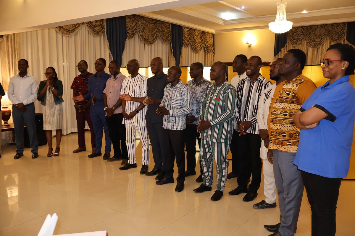 🇯🇵 9/25、公邸にて元国費留学生との交流会と、9月末から日本での留学を始める2名の壮行会を兼ねたイベントが開催されました。日本食を楽しみながら日本語を練習し、留学生同士のきずなが深まる有意義な時間でした。元留学生と新たに旅立つ留学生の未来の活躍を心より応援しています。🇯🇵🤝🇧🇫