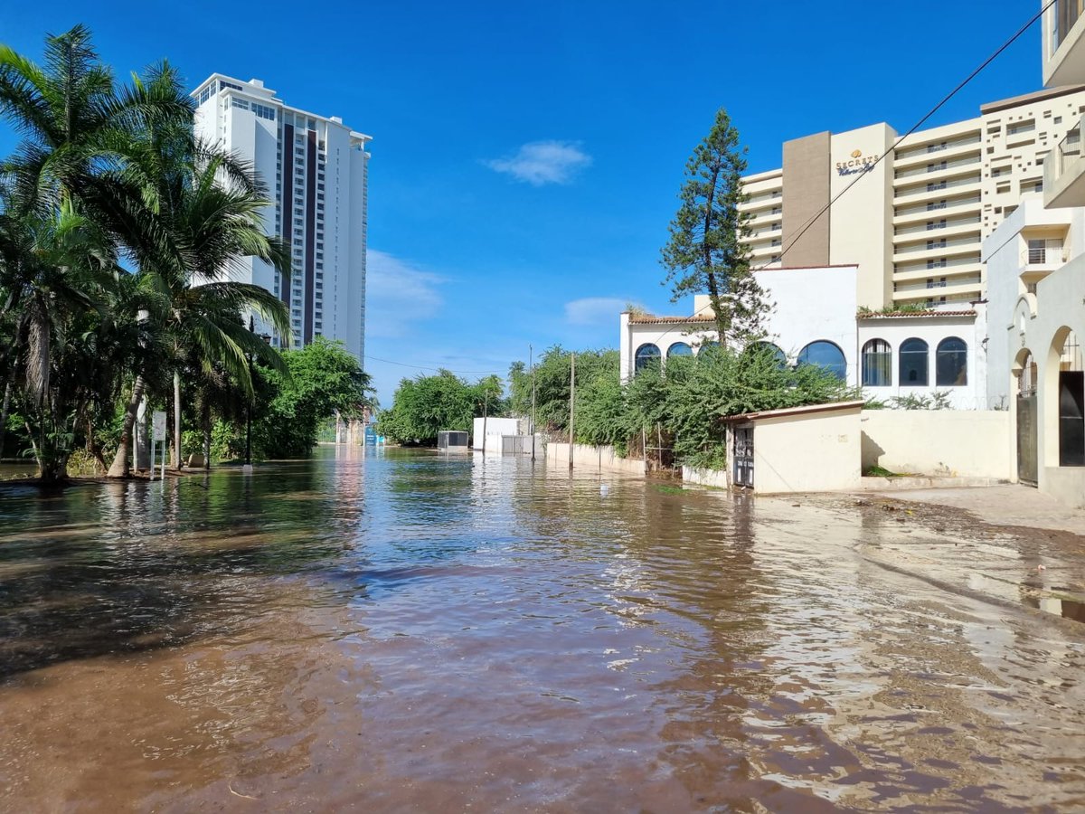 Derivado del alto oleaje que se presenta esta mañana, se registraron afectaciones en los cárcamos de aguas residuales “El Raquet” y “El Tornillo”. Trabajamos en la revisión y puesta en marcha de equipos de bombeo y en sanear las áreas afectadas.  🌊🚧#ContigoSEAPALRenace