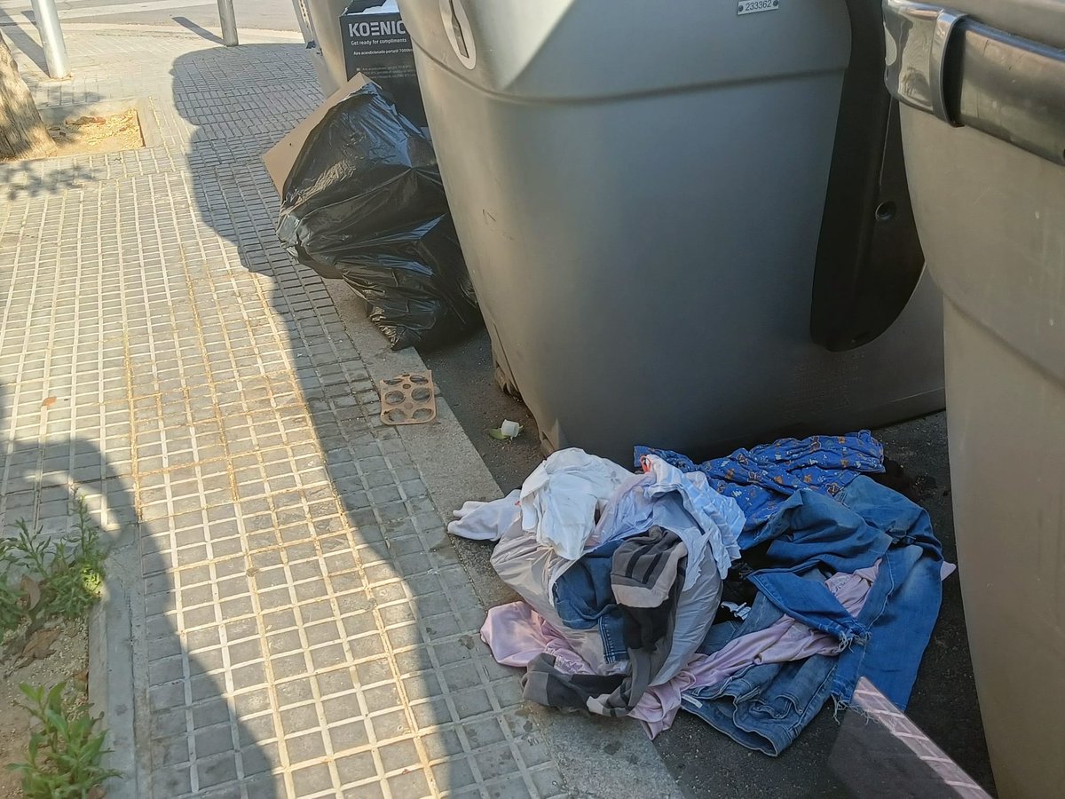 AlexRiguillo's tweet photo. C/Onze Setembre, #Mollet.

Viure amb 6 contenidors davant les finestres (cuina i habitacions) de casa.

Ens esteu fent viure en una deixalleria.

Dia #557.

@PSCMollet @molletopina @JuntsMollet @aramolleterc @EUiAMollet @residuscat @DiariSomMollet @el9nou_vor @sindicdegreuges https://t.co/8xnnZiCwOW