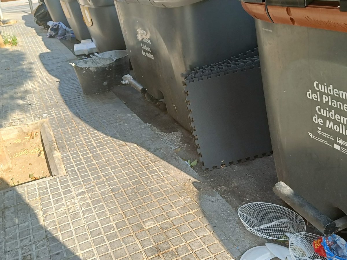 AlexRiguillo's tweet photo. C/Onze Setembre, #Mollet.

Viure amb 6 contenidors davant les finestres (cuina i habitacions) de casa.

Ens esteu fent viure en una deixalleria.

Dia #557.

@PSCMollet @molletopina @JuntsMollet @aramolleterc @EUiAMollet @residuscat @DiariSomMollet @el9nou_vor @sindicdegreuges https://t.co/8xnnZiCwOW