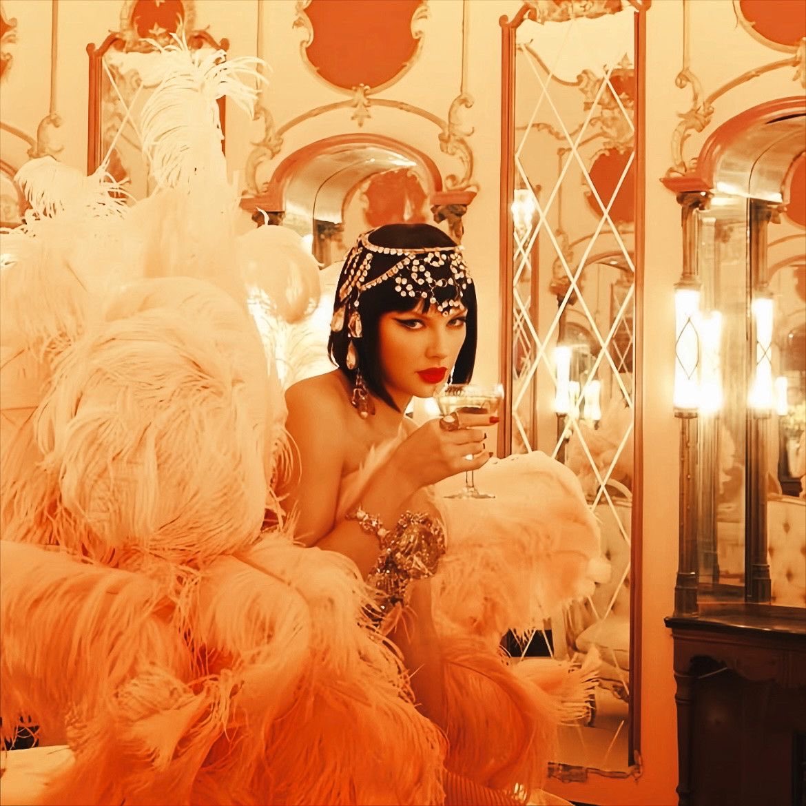 Taylor sobre las críticas

“Tengo mucho respeto por las opiniones subjetivas sobre el arte. No soy la policía de arte. Todos tienen derecho a sentir lo que quieren, y nuestro objetivo como artistas es ser un espejo. Un álbum es una forma realmente salvaje de mirarse a sí mismo.”