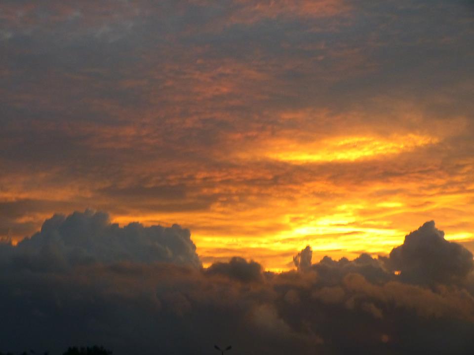 mmatalpur's tweet photo. #AmazingSunset 
This sunset was seen in September 2012 on the day of a devastating rain.
We were on our way to Hyderabad after witnessing the rain in Dabroh.
Took these shots from moving car as it was not possible to stop.
Never see sky like this here again.
Red Sky shepherd's .. https://t.co/X7H5If1PVf