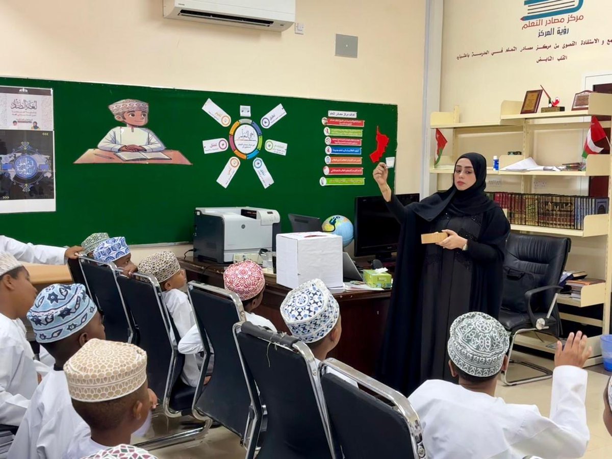 نظم قسم الصحة والسلامة المهنية ورشة عمل بمدرستي السلطان قابوس بصلالة حملت عنوان "الصحة المدرسية"، قدمتها لمياء بنت أيوب العبرية.
تناولت الورشة التعريف بالصحة المدرسية وأهمية الإخلاء في حالات الطوارئ، كما تطرقت إلى النظافة الشخصية وأهمية الغذاء الصحي وصحة الأسنان والعناية بالفم.