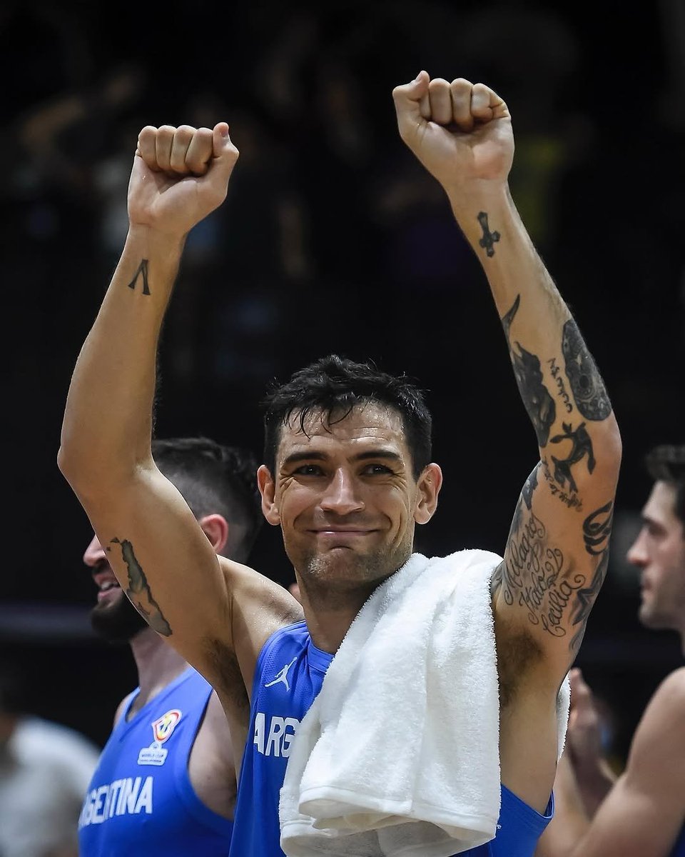 Carlos Delfino 🇦🇷 anunció su retiro del básquet profesional 🏀. Miembro de la Generación Dorada que fue campeona olímpica en Atenas 2004. Bronce en Beijing 2008. Bicampeón de la AmeriCup y campeón de Diamond Ball-Campeonato Sudamericano. Uno de los grandes de nuestro deporte.