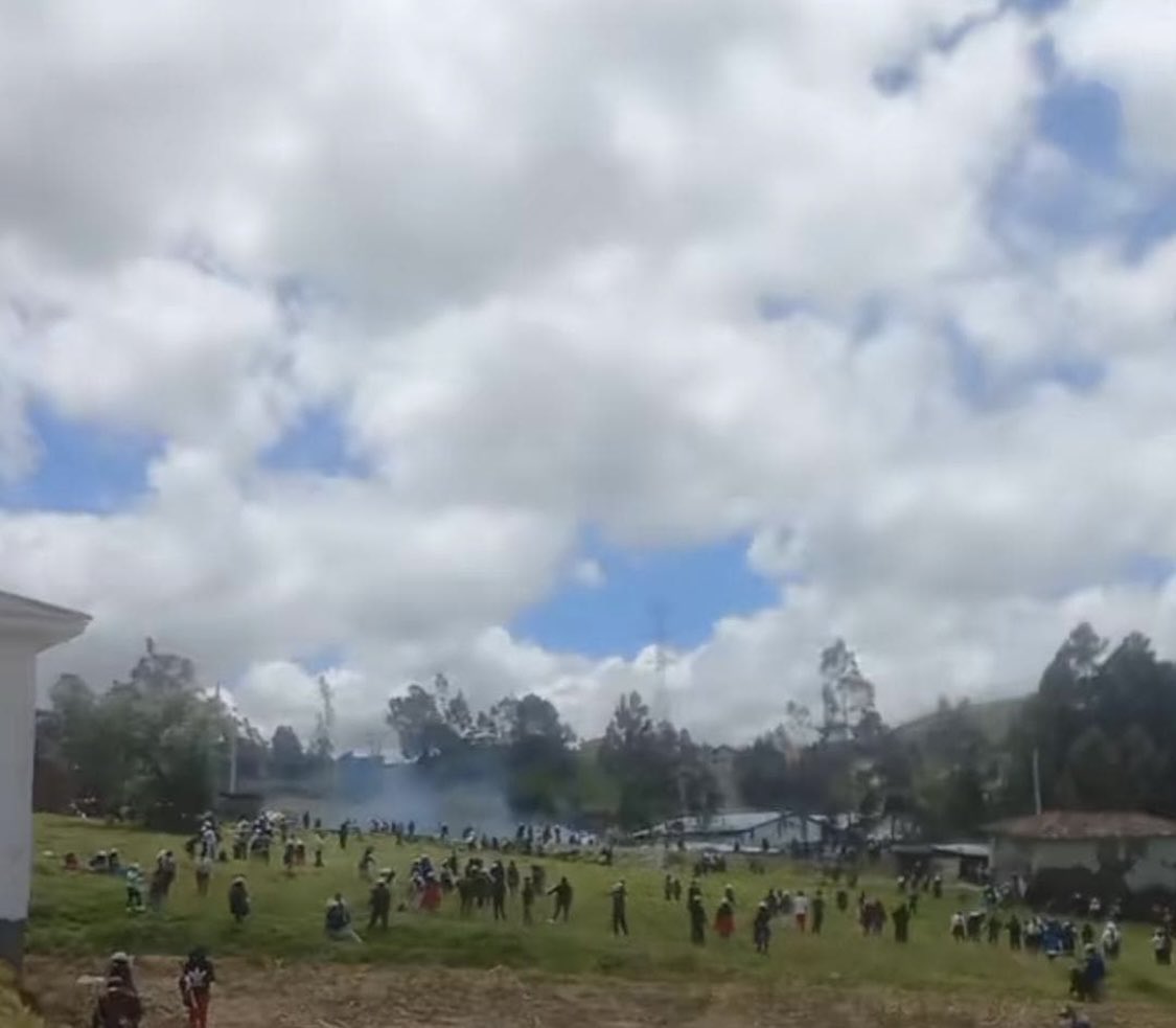 StefanCastillo_'s tweet photo. Atención 📍
#Noboa en #Cañar y #Tambo, en este momento se registra represión por los militares a las comunidades indígenas, con gas lacrimógeno y balas de goma. https://t.co/zh0quM0HVs