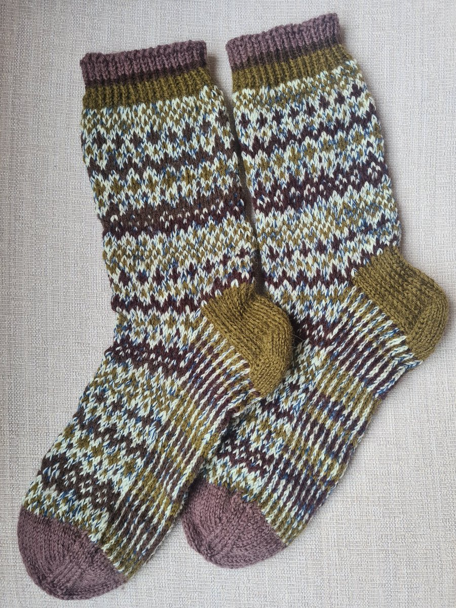 Socks for winter ready x わーい、編み上がりましたー。って、夏前にはできてたんだけど、今になって写真撮影。あったかそうです。
#編み物 #靴下編み #アイルランド #手編み