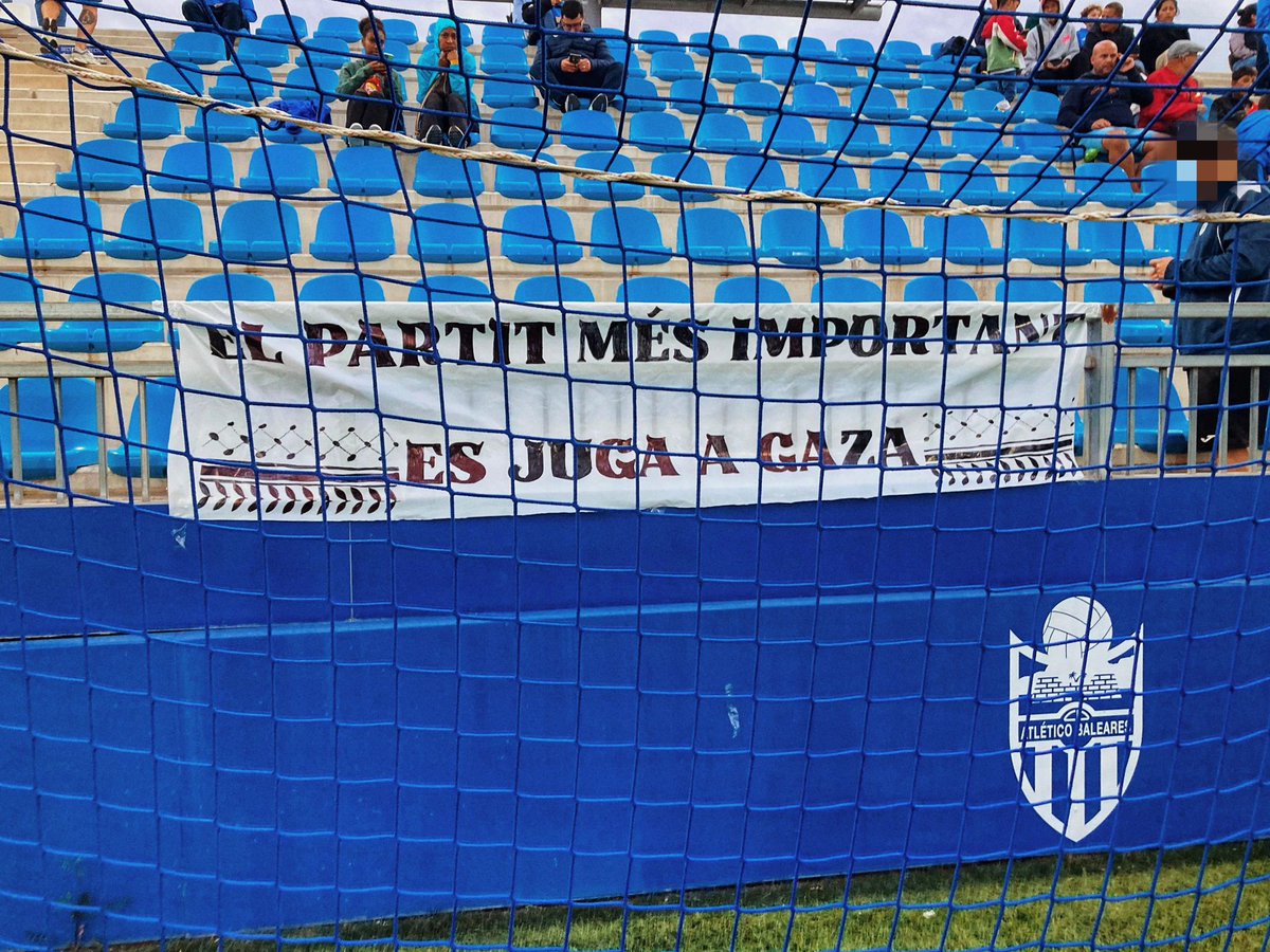 Diumenge, <a href="/ATBFanatiks/">Fanàtiks ATB</a> i la Grada Popular no vam assistir al partit del Gloriós, ja que érem a la manifestació per Palestina a Palma. 

El que passa a Gaza és més important que qualsevol partit. 

Esperam que la massa social balearica entengui la nostra postura.