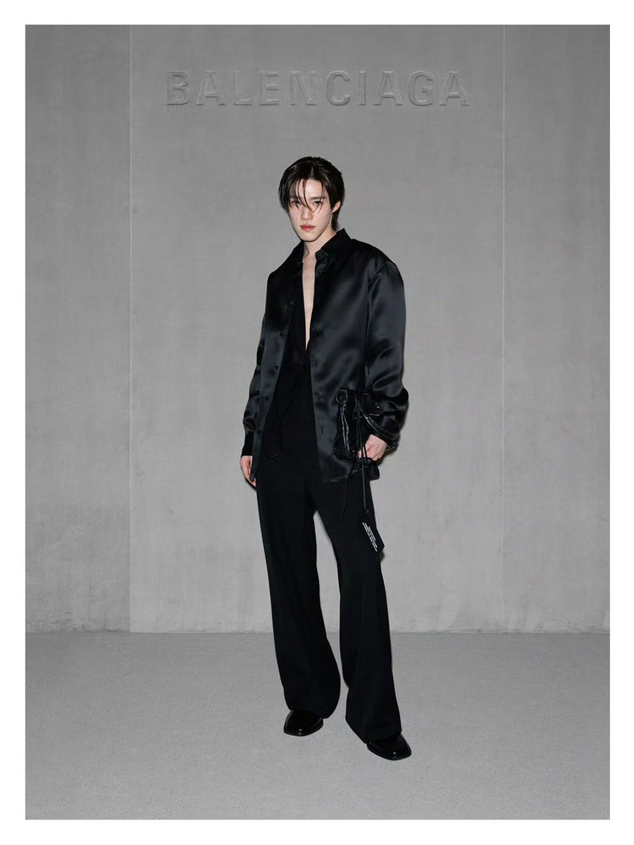 ⏰ นับถอยหลังภารกิจสำคัญนี้ 5 ชั่วโมงสุดท้าย

มาเต็มที่ให้ได้มากที่สุดเพื่อน้องพีพีกันนะคะ นับว่าเป็นสิ่งที่ค่อนข้างใหม่สำหรับพวกเรา แต่ทุกคนเก่งมาก มาลุยด้วยกันต่อ 💪🏻🤍

GBA PP KRIT BALENCIAGA SUMMER26
#BalenciagaSummer26xPPKrit
#Balenciaga #PFW
#PPKritt <a href="/ppkritt/">ppkrit</a>