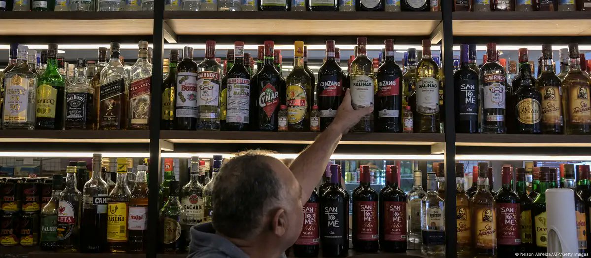🥃 URGENTE | Crise do metanol deixa bares de ressaca
O Brasil tá vivendo um apagão etílico: depois das intoxicações por bebidas adulteradas com metanol, clientes estão fugindo dos destilados como o diabo foge da cruz. 😬

👉 Bares relatam quedas de até 50% no faturamento, e