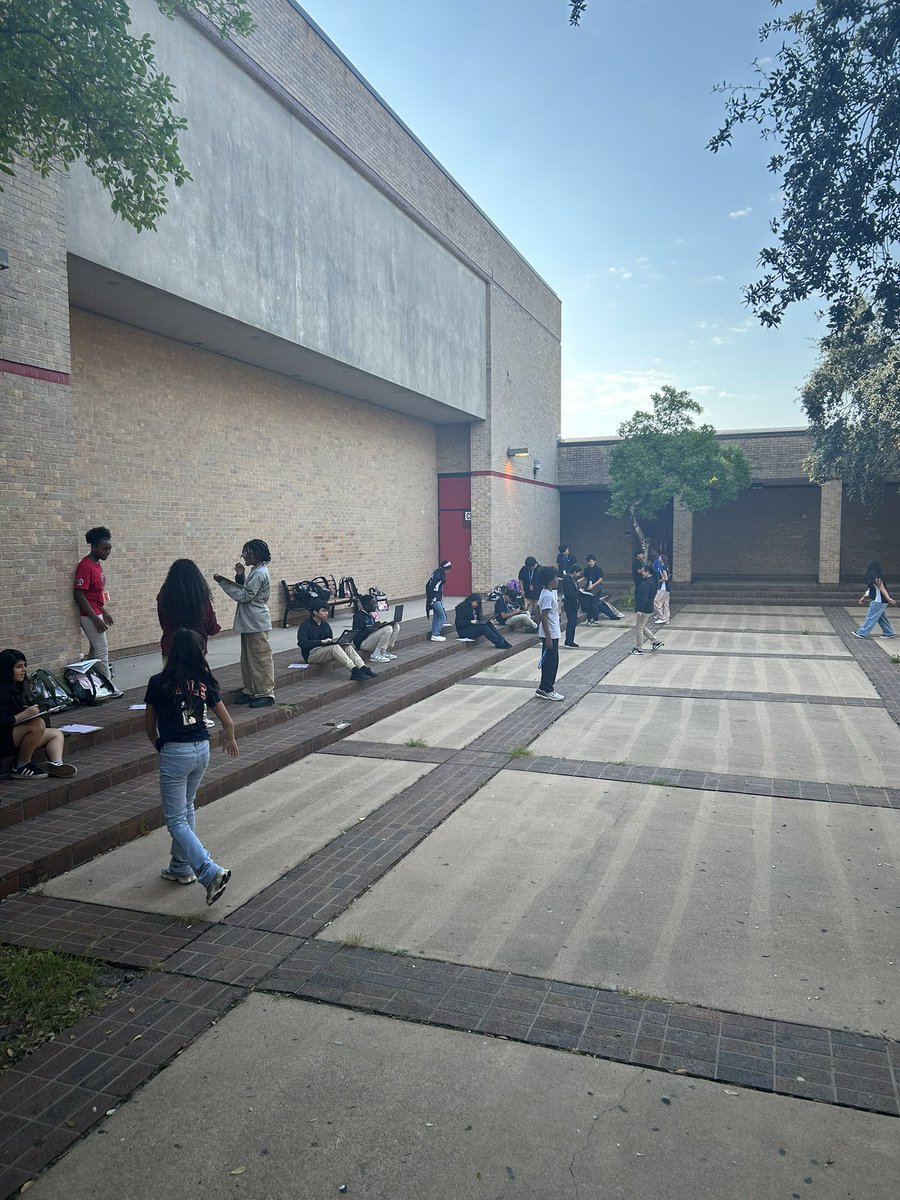 alyssa_browning's tweet image. Last week students enjoyed doing the Speed challenge to see if they could run like @usainbolt 🏃‍♂️💨 They used their data collected to create a data table &amp;amp; calculate for speed based off their time and distance #futureathletes #speed #challenge
