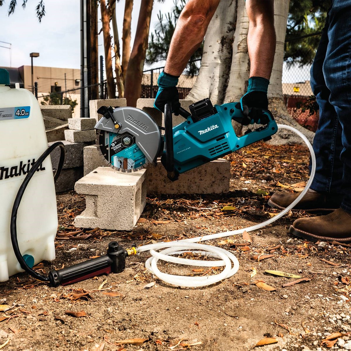 MakitaTools's tweet image. Makita releases tools & equipment to help pros get the job done. If you are an arborist or in the concrete industry, then these are for you! A new 8" Guide Bar & Chain for tree trimming as well as a Water Hose Attachment for Power Cutters.
#makitausa #makitatools #makitaforpros