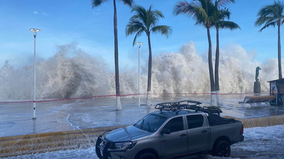 TelediarioGDL's tweet image. 🚨 Alerta #PuertoVallarta 🌊

El paso del Huracán Priscilla en el Pacífico ha provocado una fuerte salida del mar en la costa.

Mantente seguro y evita la zona. #HuracanPriscilla #Oleaje

Créditos: Zuleika García