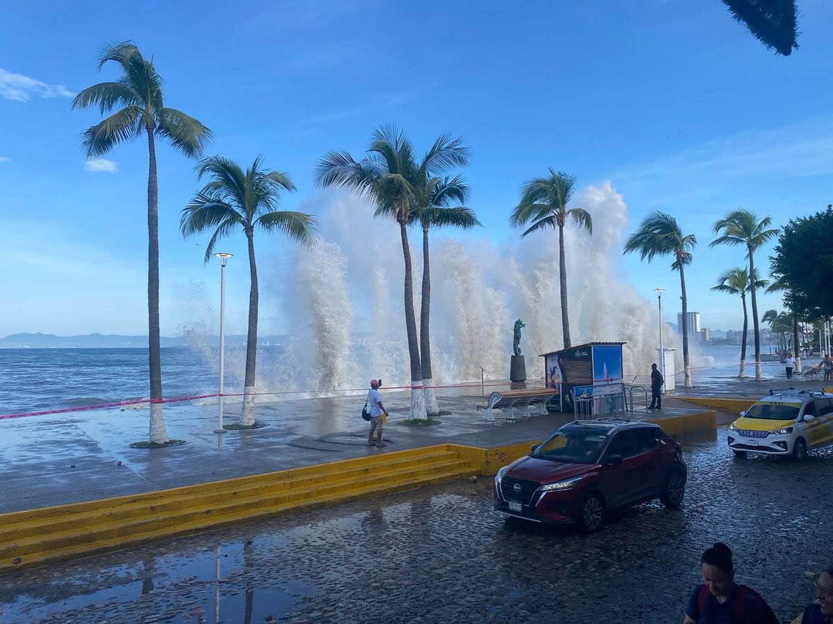 TelediarioGDL's tweet image. 🚨 Alerta #PuertoVallarta 🌊

El paso del Huracán Priscilla en el Pacífico ha provocado una fuerte salida del mar en la costa.

Mantente seguro y evita la zona. #HuracanPriscilla #Oleaje

Créditos: Zuleika García