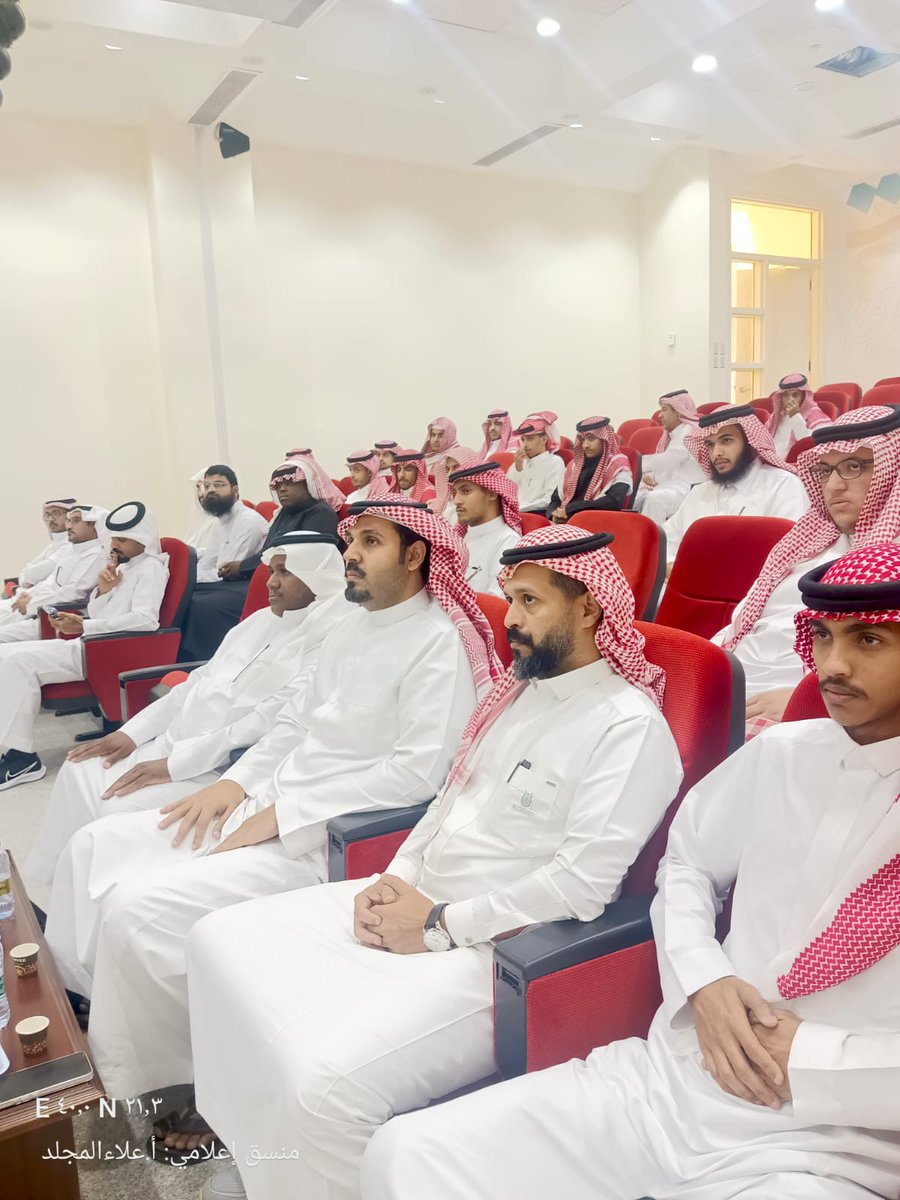 colarab_uqu's tweet photo. 🌐 | #اليوم_العالميّ_للمعلّم_2025
اعترافاً بفضل المعلّم وامتناناً له احتفى #نادي_اللغة_العربيّة باليوم العالميّ للمعلّم بحضور وكيل الكلّيّة للتّطوير والجودة د. أسامة السّلميّ ورؤساء الأقسام وجمعٍ من المنسوبين أساتذة وإداريّين وطلّاب .
#كلّيّة_اللغة_العربيّة_وآدابها https://t.co/9SYXwO4qkI