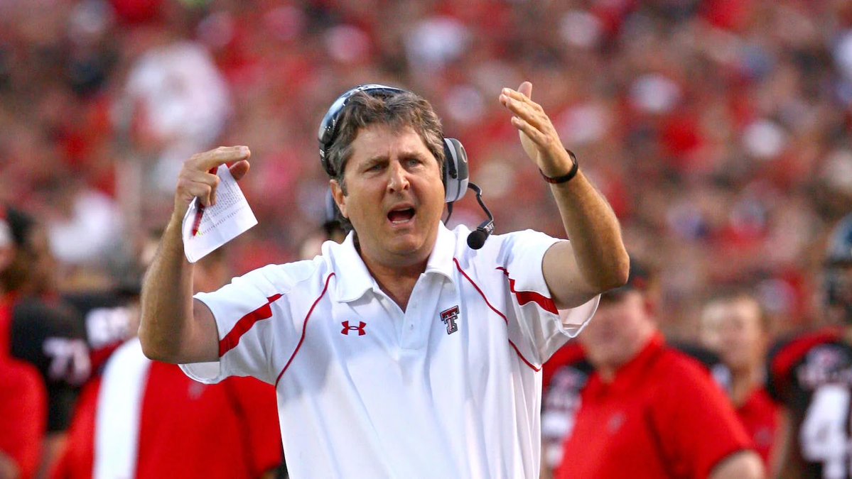 How I feel today with Tech opting to use that cheeked up Guns Up logo instead of the OG. 2d Double T is dope though.