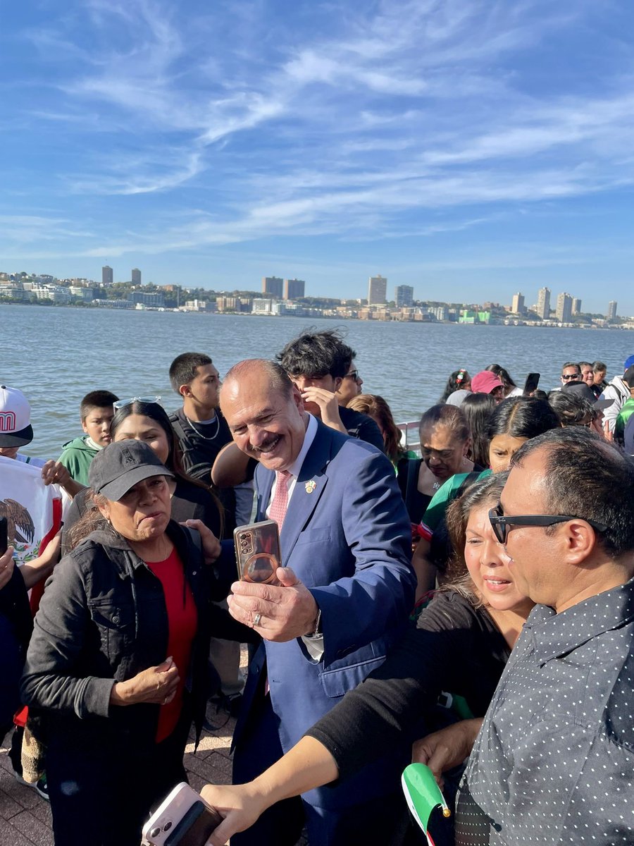 Marcos Bucio (@mbuciom) on Twitter photo 🇲🇽| Nada como ver nuestra bandera en manos de la comunidad mexicana en Nueva York!!
Gracias a todas y todos los que se dieron cita para despedir al Buque Escuela Cuauhtémoc, un pedazo de México que vuelve al mar, acompañado del cariño de su gente. 🇲🇽| Nada como ver nuestra bandera en manos de la comunidad mexicana en Nueva York!!
Gracias a todas y todos los que se dieron cita para despedir al Buque Escuela Cuauhtémoc, un pedazo de México que vuelve al mar, acompañado del cariño de su gente.