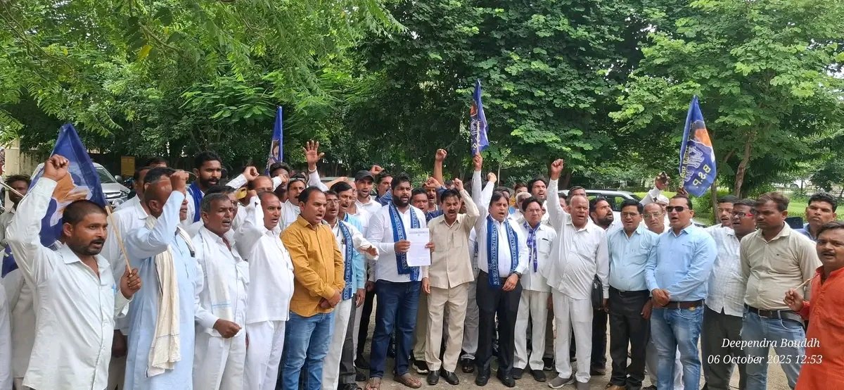 जातिवादी मानसिकता से ग्रस्त एडवोकेट अनिल मिश्रा द्वारा बाबा साहेब डॉ. भीमराव अंबेडकर जी के प्रति की गई आपत्तिजनक टिप्पणी के विरोध में जिला दमोह और मुरैना बसपा इकाई सड़कों पर उतर आई।
जिला कलेक्टर कार्यालय पहुंचकर राज्यपाल के नाम ज्ञापन सौंपा गया और जोरदार रोष प्रदर्शन किया गया।