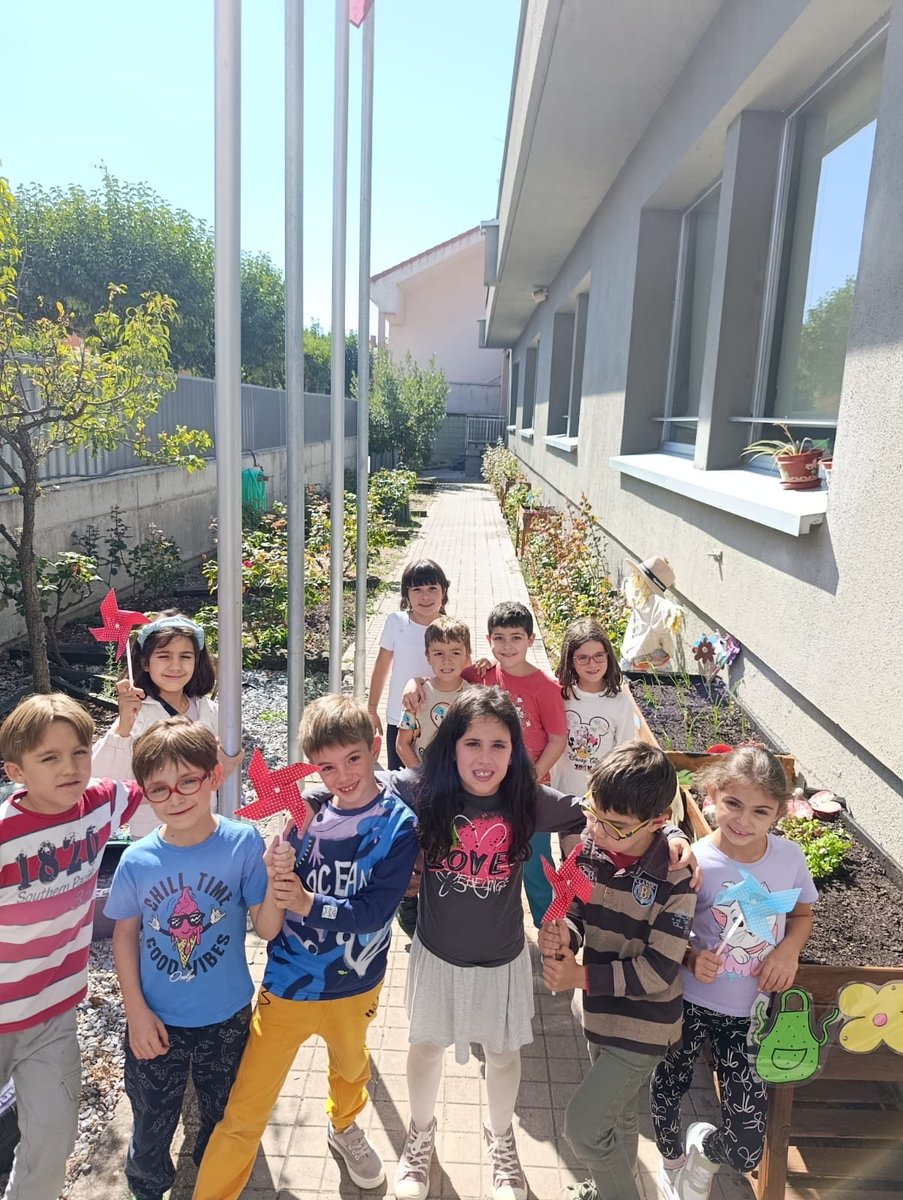 Poniendo al día las mesas de cultivo de nuestro huerto escolar. #yosoydelelvira #megustamicole #puedescontarconmigo