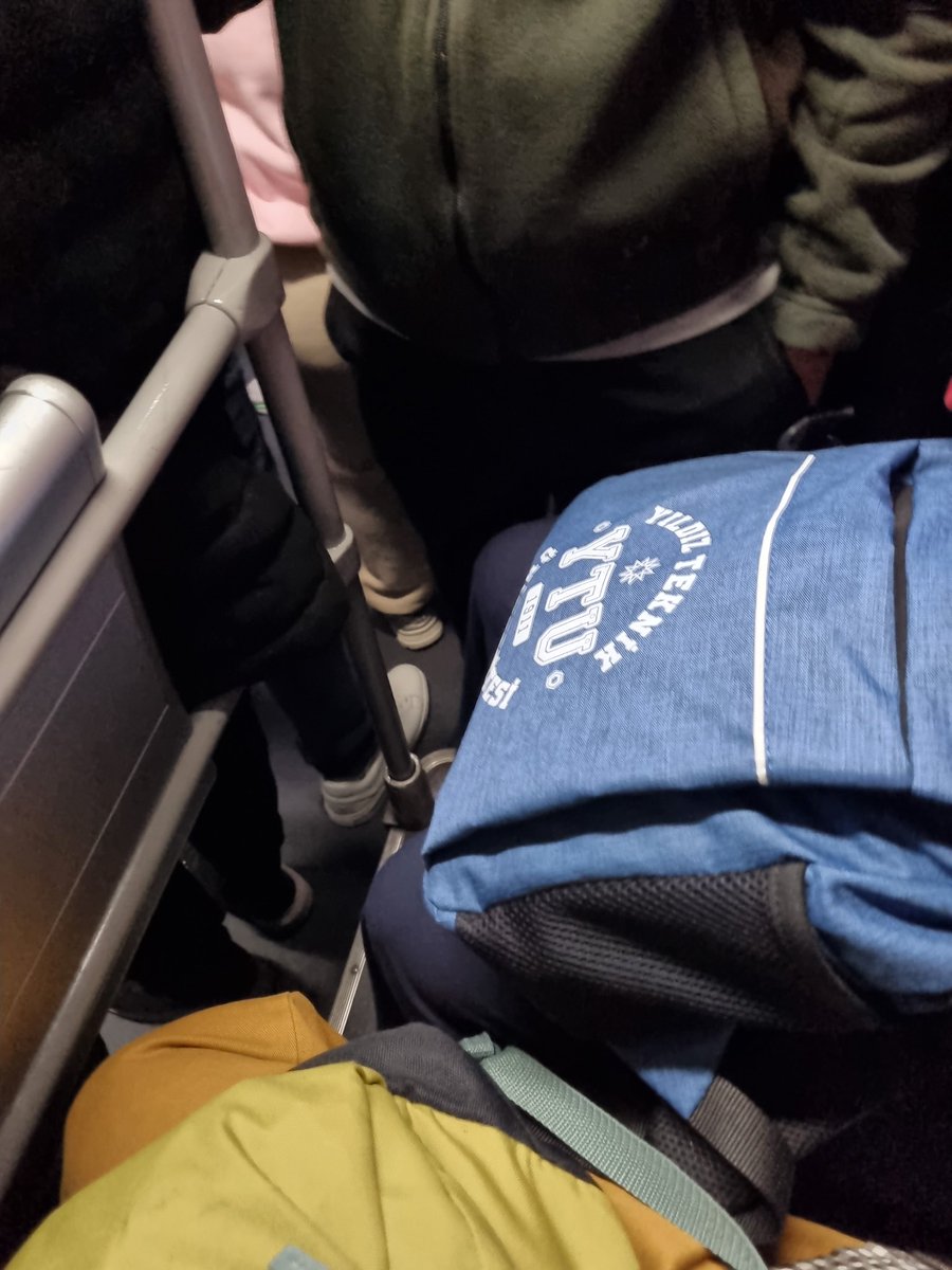 arkadaslar metrobuste yanimda ytu cantali biri oturuyo konusmali miyim??? acil fikir verin!!!!