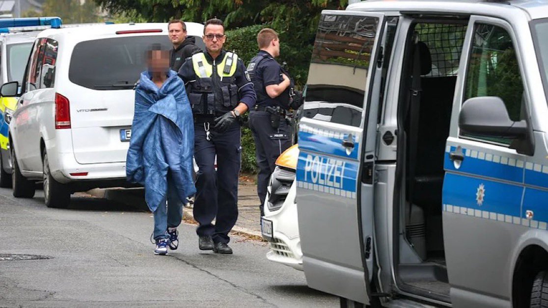 🇩🇪 | La alcaldesa de Herdecke, Iris Stalzer, perteneciente a SPD, en estado muy grave tras ser apuñalada 13 veces en abdomen y espalda. Su hijo adoptivo, de 15 años, está detenido como presunto autor del crimen.