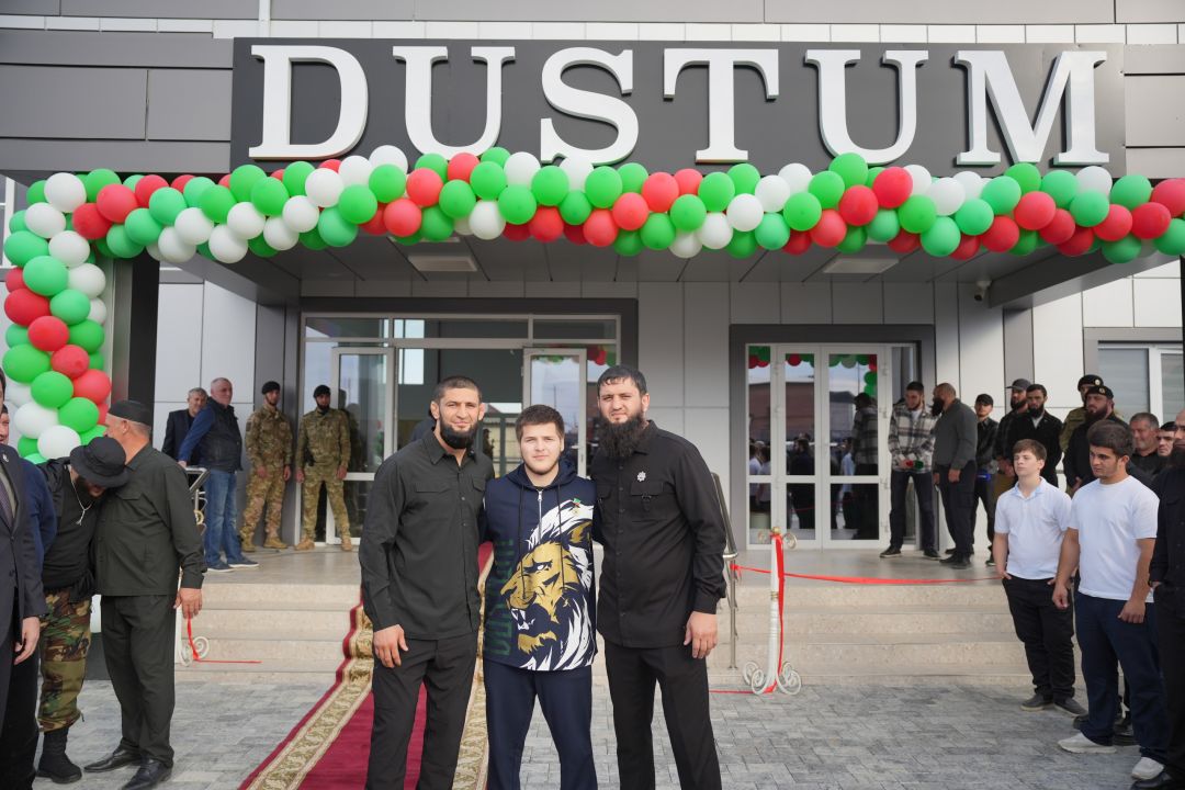 V Čečensku byl otevřen sportovní komplex pojmenovaný po Adamu Kadyrovovi

Nový centrum Dustum na počest dědice režimu vzniklo ve vesnici Gvardejskoe. V hale jsou nainstalovány nejmodernější trenažéry – jedny posilují svaly, druhé loajalitu.

Otevření se zúčastnili místní