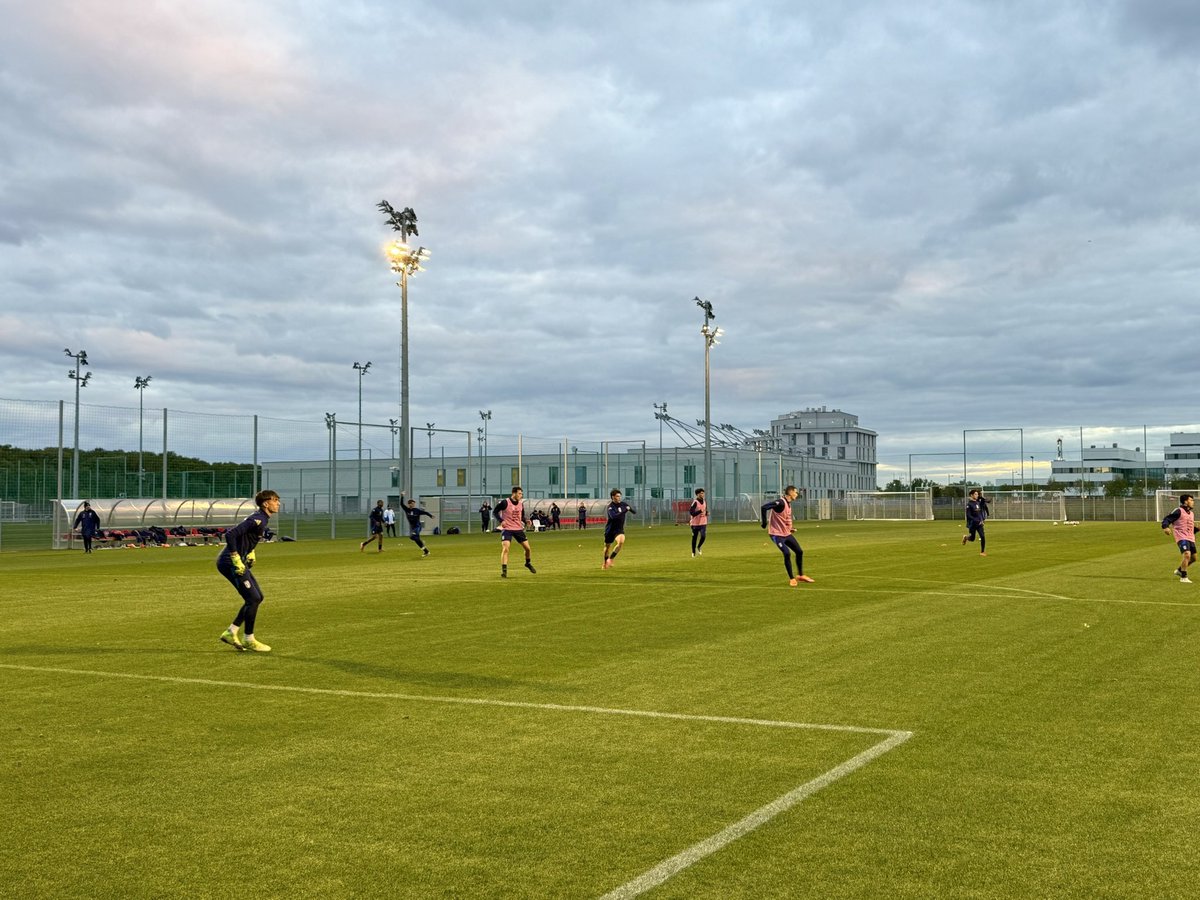 ÖFB-Campus in der Seestadt: Die ersten Jugend-Nationalteams sind da - im Bild die U18 von Italien 🇮🇹, am Feld dahinter vl. jene von Österreich 🇦🇹 

(die A-Nationalmannschaft kommt aber erst im nächsten Jahr)