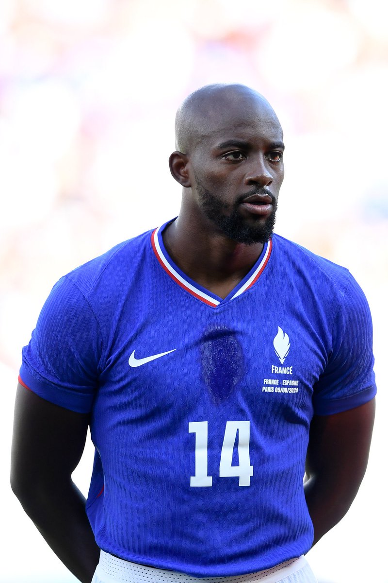 _BeFootball's tweet photo. Jean-Philippe Mateta 🇫🇷😁:

« Ce qui me différencie des autres attaquants du groupe ? 𝗗𝗲́𝗷𝗮̀ 𝗷𝗲 𝗳𝗮𝗶𝘀 𝟭𝗺𝟵𝟯 (🤣)...

𝗘𝘁 𝗽𝘂𝗶𝘀 𝗷𝗲 𝘀𝘂𝗶𝘀 𝘂𝗻 𝗽𝗲𝘂 𝗽𝗹𝘂𝘀 𝗰𝗼𝘀𝘁𝗮𝘂𝗱. Après eux ils sont plus rapides. Mais oui, 𝗷'𝗮𝗶 𝗹'𝗶𝗻𝘀𝘁𝗶𝗻𝗰𝘁 𝗱𝘂 𝗯𝘂𝘁𝗲𝘂𝗿, 𝗷'𝗲𝘀𝘀𝗮𝗶𝗲 𝗱𝗲 𝗴𝗮𝗿𝗱𝗲𝗿 𝗹𝗲 𝗯𝗮𝗹𝗹𝗼𝗻, 𝗱𝗲 𝗷𝗼𝘂𝗲𝗿 𝗱𝗲 𝗹𝗮 𝘁𝗲̂𝘁𝗲, 𝗰'𝗲𝘀𝘁 𝘁𝗼𝘂𝘁 𝗰̧𝗮 𝗲𝗻 𝗳𝗮𝗶𝘁... »

(@RMCsport)