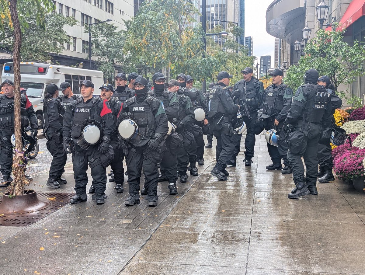 hjliddle's tweet photo. Police in riot are getting into formation on Drummond and Maissoneuve #Montreal https://t.co/bxWVqR44hR