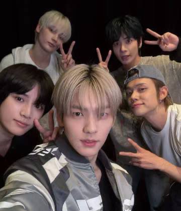 Hello Moas, please don't engage with any account that post about the members during their time off work, just report and block. And please, respect their privacy cuz their private life is none of our business.

Report to hybe here: protect.hybecorp.com