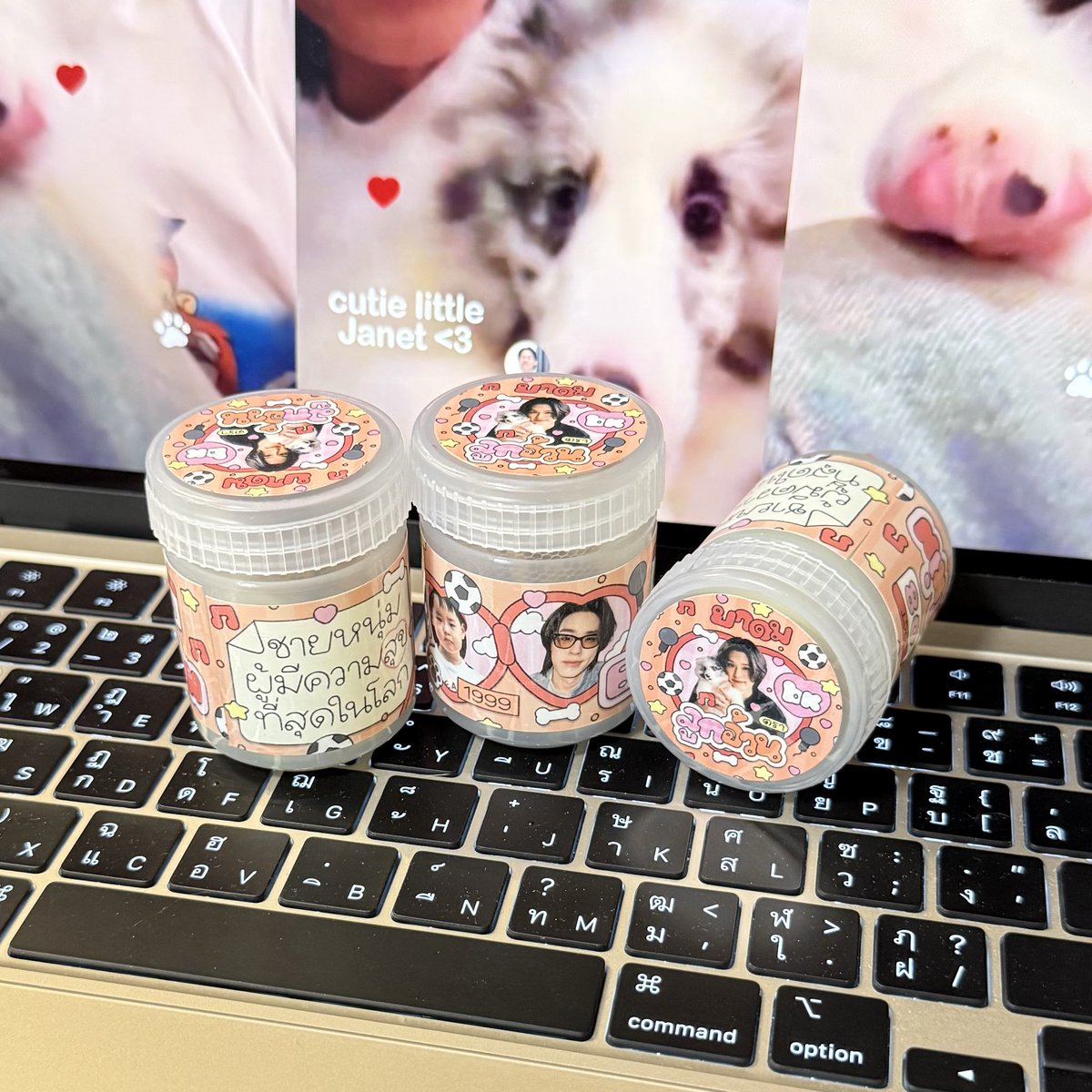 bebaisatur's tweet photo. แจกยาดมยู้กอ้วม 8 ตะปุก ! เพียงแค่รีทวิตเต้าอั้นจ้ะ หนือคัยจะเมนชั่นติด # ล้วยกะล้ายน้า ฮี ่่ เดี๋ยวมาสุ่มวันที่สิบนะก้ะ 🐶🎂🤍🪄
/
BK Happiest Birthday Wishes 
#Happy26thBILLKINDay #bbillkin https://t.co/6xU4kgu4R2