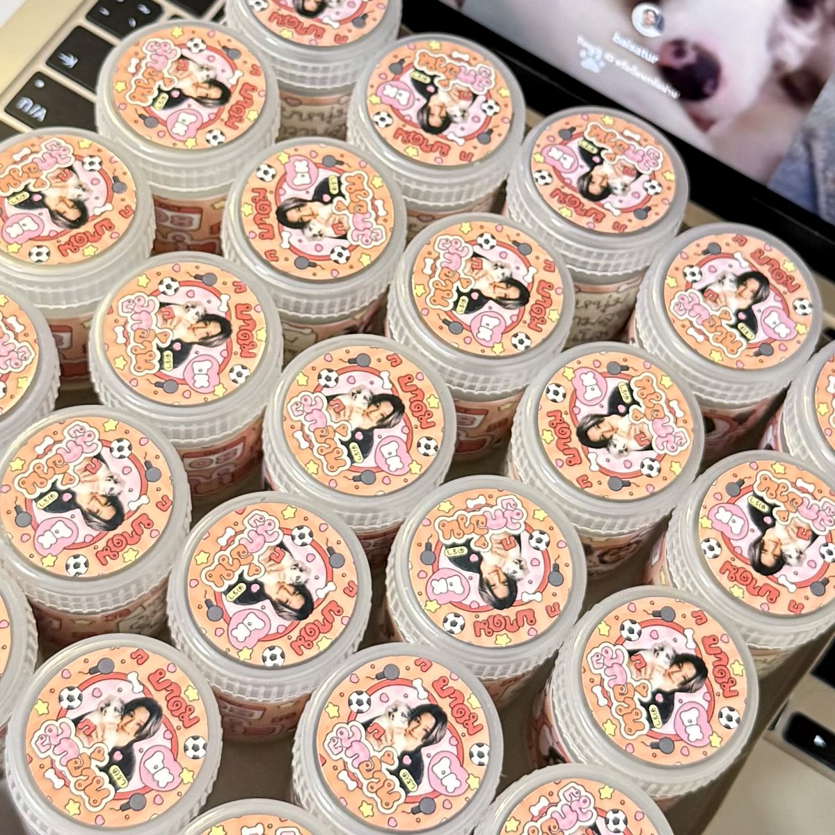 bebaisatur's tweet photo. แจกยาดมยู้กอ้วม 8 ตะปุก ! เพียงแค่รีทวิตเต้าอั้นจ้ะ หนือคัยจะเมนชั่นติด # ล้วยกะล้ายน้า ฮี ่่ เดี๋ยวมาสุ่มวันที่สิบนะก้ะ 🐶🎂🤍🪄
/
BK Happiest Birthday Wishes 
#Happy26thBILLKINDay #bbillkin https://t.co/6xU4kgu4R2