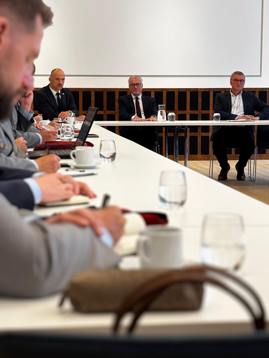 AllemagneDiplo's tweet image. Pour comprendre la coopération 🇫🇷🇩🇪 sur le terrain, les officiers jeunesse de la Bundeswehr ont échangé avec l’@AmbDEenFR Stephan Steinlein, l’@IFRI_ l’@IRSEM1 @KASonline et @FESonline. Les #Jugendoffiziere ont une mission d’information auprès des jeunes et dans les écoles.