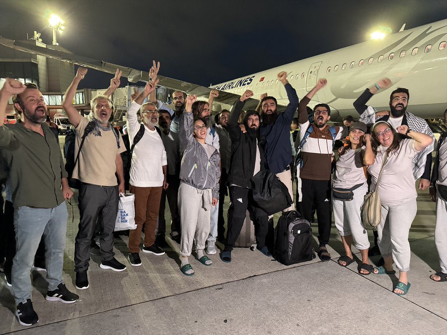 İsrail tarafından alıkonulan Sumud Filosu’ndaki 15 Türk aktivist daha İstanbul’a ulaştı:

En çok zorumuza giden; bizimle Türkçe konuşan, darp ve küfür eden İsrail askerlerinin Türk vatandaşı olmasıydı.