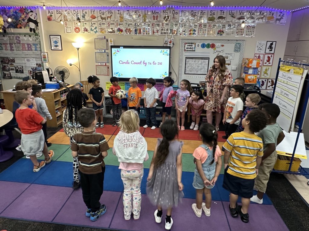 Alaina_Boaz's tweet image. Excellence in Action🍎Mrs. @MHuntMISD modeled and brought math to life in kindergarten — kicking off with joyful counting routines, hands-on manipulatives, and a real-world think-aloud using fruit snacks🍇🧮. Building strong number sense starts here! #MidlandISDMath #MathInAction