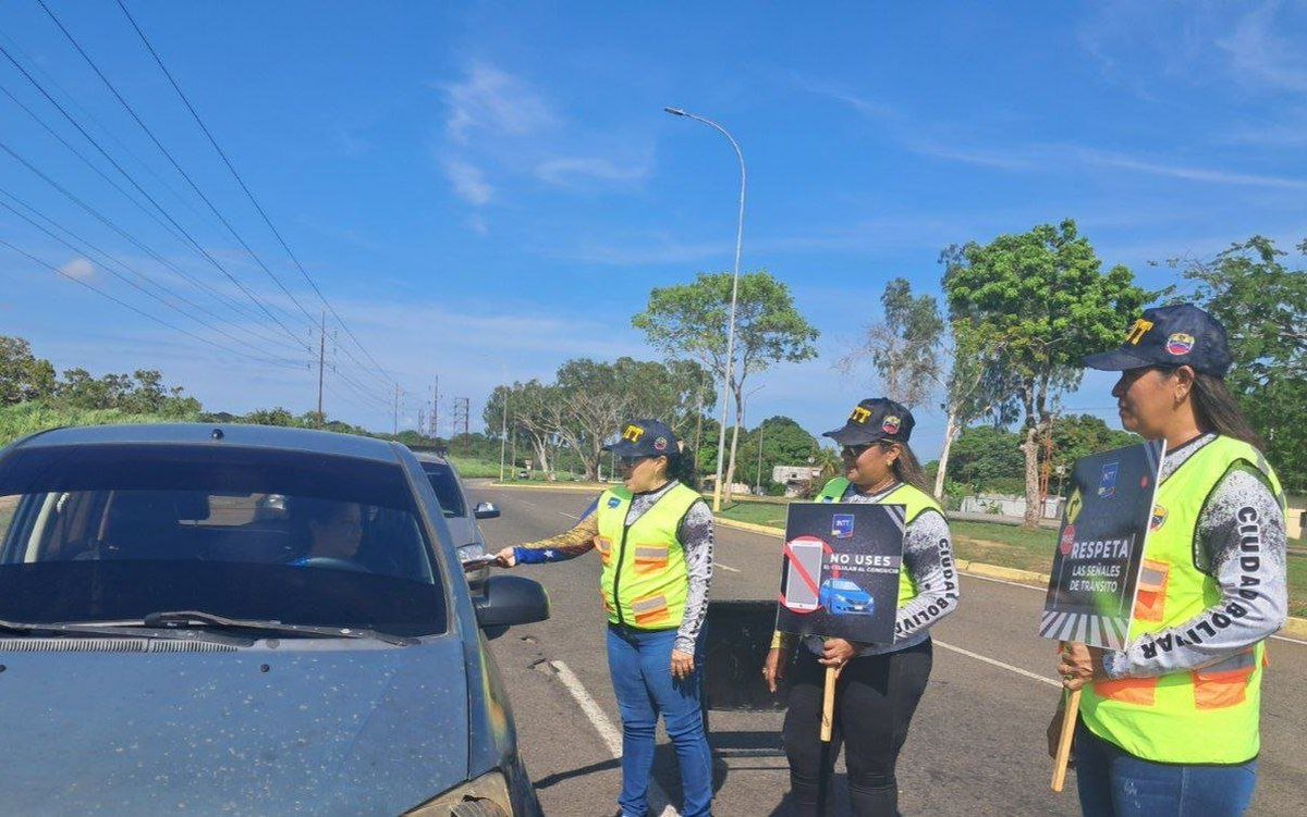 InttContigo's tweet photo. Desde el municipio Angostura del Orinoco, trabajadores del INTT, oficina Ciudad Bolívar en compañía con la @PNBvzla realizaron charlas informativas de concientización a los conductores, con el objetivo de exhortar a la ciudadanía a respetar las normas de seguridad vial. https://t.co/UKGW1ytIxf