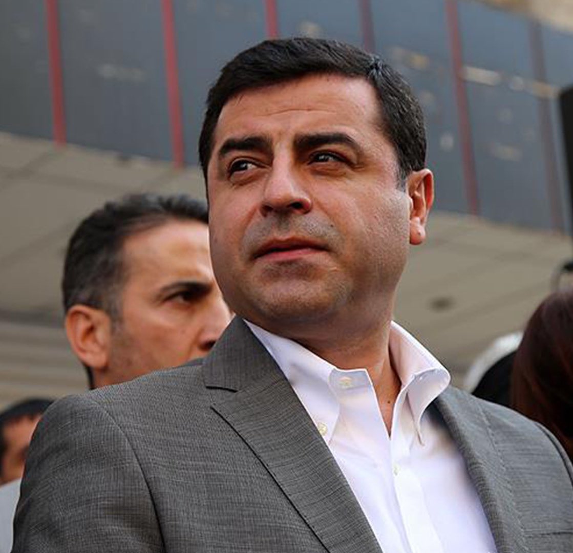 Barış Yolu zordur dolambaçlıdır engebelidir özgürlük için herkes Bedel ödemeye hazır olmalıdır Selahattin Demirtaş ve siyasi tutsakları Özgür bırakın Kahrolsun faşizm