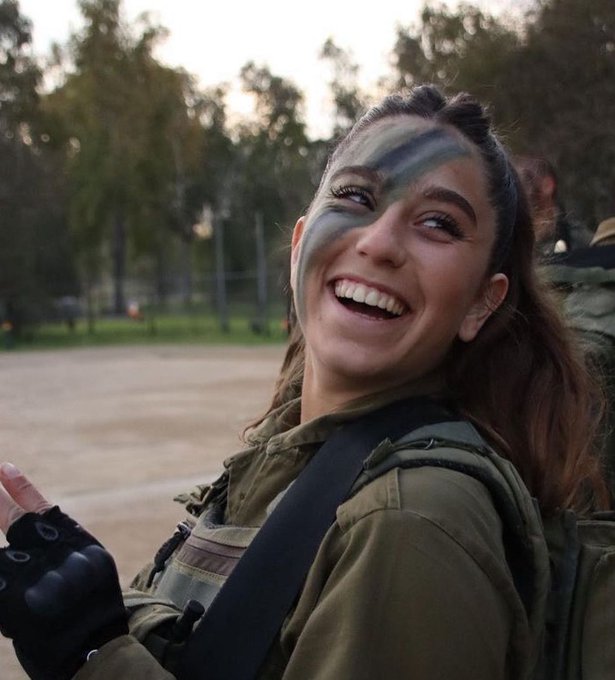 אדר בן סימון (20) הייתה מפקדת טירונים שרק התגייסו היא נפלה בקרב ב-7 באוקטובר בזמן שהגנה באומץ על 120 המגויסים החדשים. 
היא לחמה בגבורה עד נשימתה האחרונה נגד מחבלי חמאס, נזכור את שמה לעד.😢💔