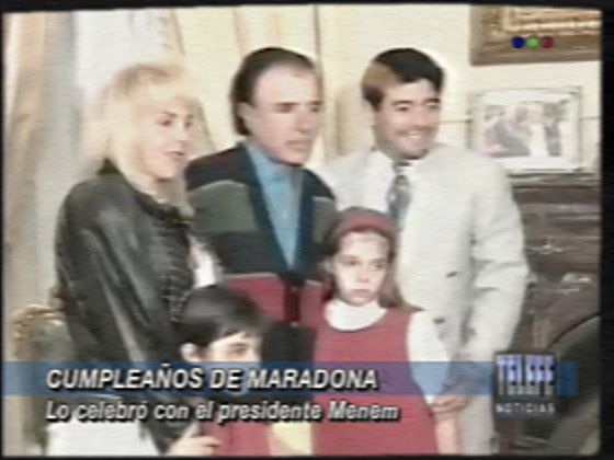 El presidente Menem recibió a Diego Maradona con motivo de su cumpleaños.
Titulares de TELEFE Noticias
[Octubre 1995]