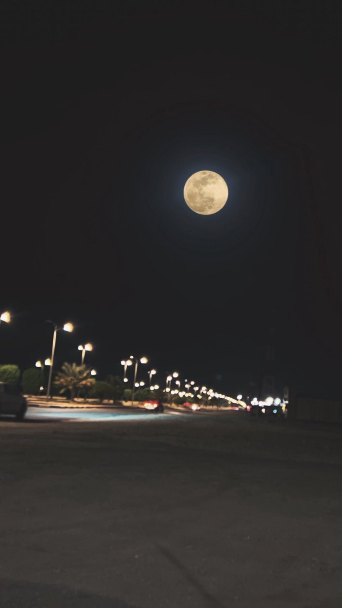 لقطه عشوائيه للقـمر العملاق 🤍