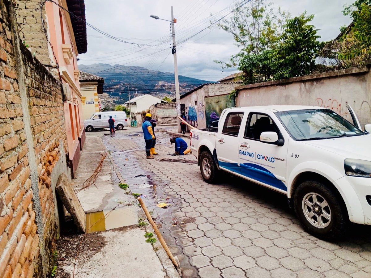Acudimos a la parroquia de San Pablo a las calles Montúfar y Sucre para 𝙖𝙩𝙚𝙣𝙙𝙚𝙧 𝙪𝙣 𝙧𝙚𝙥𝙤𝙧𝙩𝙚 𝙙𝙚 𝙩𝙖𝙥𝙤𝙣𝙖𝙢𝙞𝙚𝙣𝙩𝙤 𝙚𝙣 𝙡𝙖 𝙧𝙚𝙙 𝙥𝙧𝙞𝙣𝙘𝙞𝙥𝙖𝙡 𝙙𝙚 𝙖𝙡𝙘𝙖𝙣𝙩𝙖𝙧𝙞𝙡𝙡𝙖𝙙𝙤 para realizar la limpieza y evacuar las aguas estancadas.