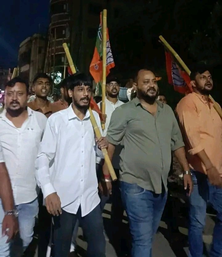 Samratroyofc's tweet image. পশ্চিমবঙ্গে #তৃণমূলের_দুষ্কৃতীদের হাতে আদিবাসী সমাজের নেতা ও দুবারের সাংসদ শ্রদ্ধেয় #খগেন_মুর্মু এবং #শঙ্কর_ঘোষের উপর অমানবিক নৃশংস হামলার প্রতিবাদে আজ আমরা #সদর_শহর_জেলার পক্ষ থেকে একটি ধিক্কার রেলি অংশগ্রহণ করি।
#Khage #NorthBengalFlood #TMC
#BJPStandsWithNorthBengal