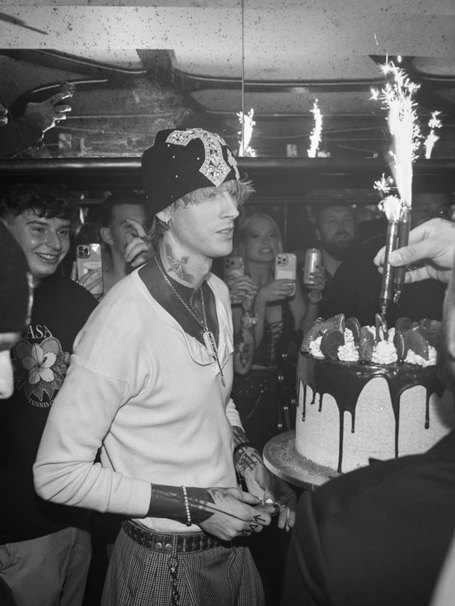 kristenESTXX's tweet photo. 🎂 

📸 danluxa https://t.co/cgVuGXfqgw