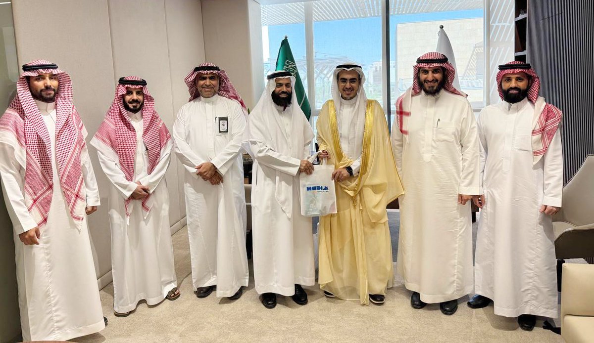 HAD_EduTech's tweet image. سعدنا في هاد بلقاء سعادة أ. ريان الفايز، نائب المحافظ لخدمات المنشآت الصغيرة والمتوسطة في @MonshaatSA، ونشكر له ولفريق #برنامج_طموح حفاوة الاستقبال واهتمامهم الكبير بدعم وتمكين شركات القطاع الخاص. 
نعتز في هاد بهذا الدعم السخي الذي أسهم في تطوير منظومة أعمالنا وتوجيه مسيرتنا نحو…