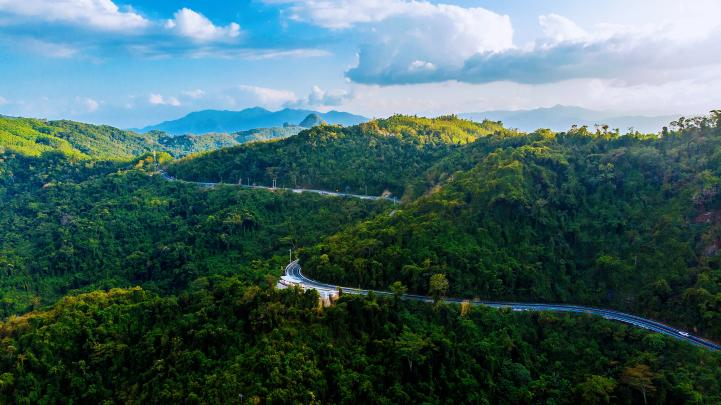 DongfangToday's tweet image. 🌳In Dongfang, village tours can be captivating! Driving along the Hainan Tropical Rainforest National Park Scenic Road, you will marvel at the breathtaking Daguangba Reservoir and the Exianling Mountains. Why not treat yourself to a pastoral landscape in this holiday season?